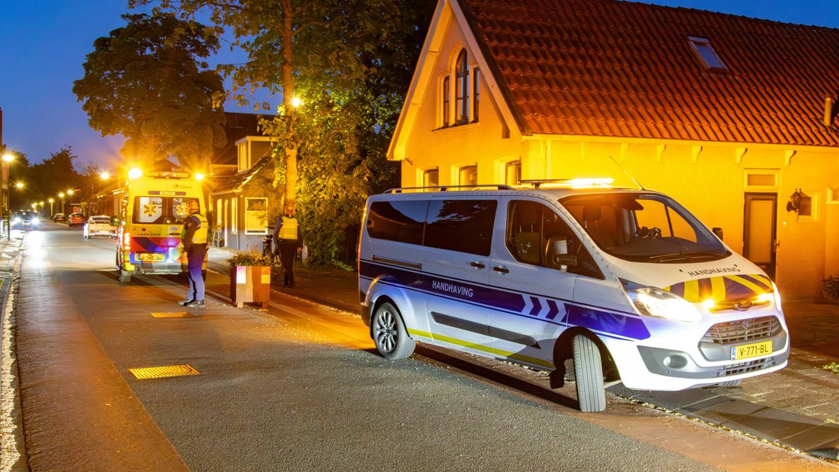 Fietser naar het ziekenhuis na botsing met plantenbak in Lippenhuizen