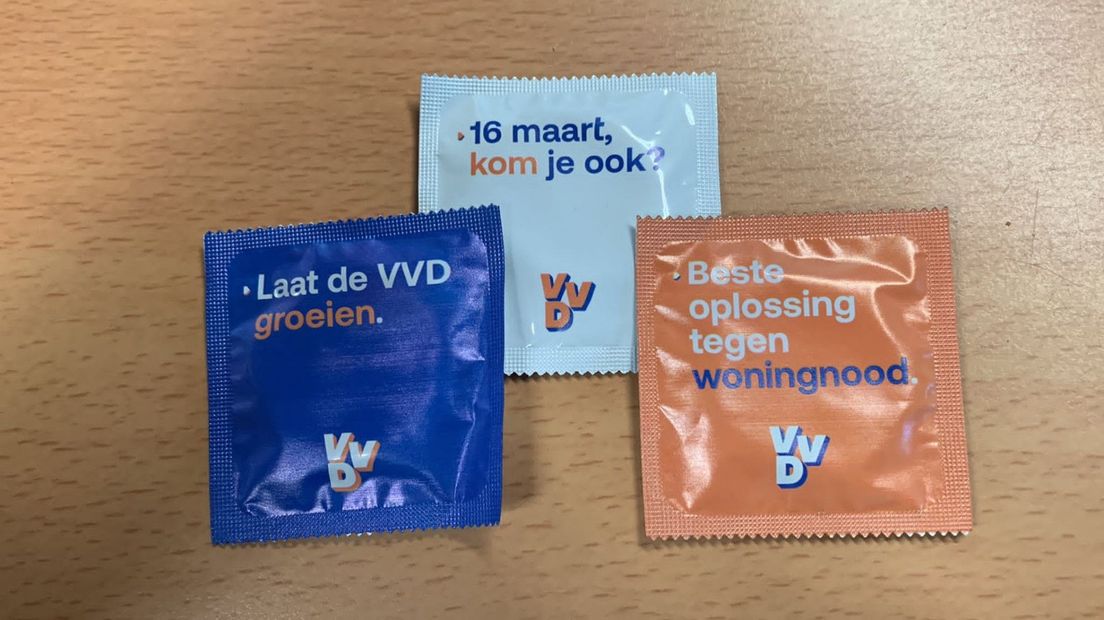 De VVD deelt de condooms zaterdagavond uit in de Katwijkse kroegen