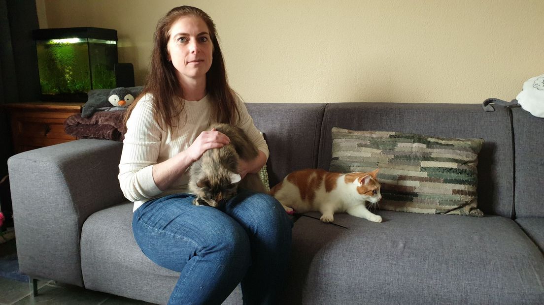 Emma van der Wilt met haar poezen Rosie (op schoot) en Saga