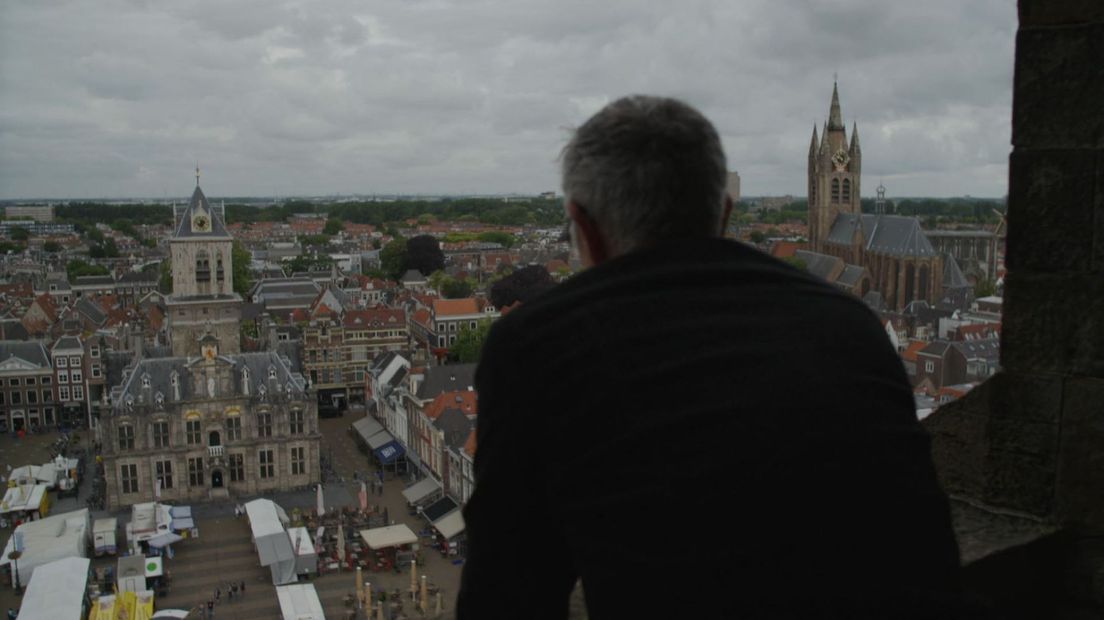 Presentator Paul van Berkel kijkt uit over Delft