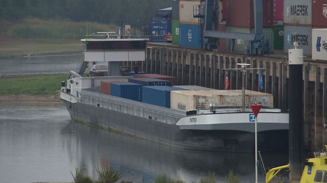 Aan hoe laag dit schip in het water ligt is goed te zien hoe laag het water in de IJssel is.