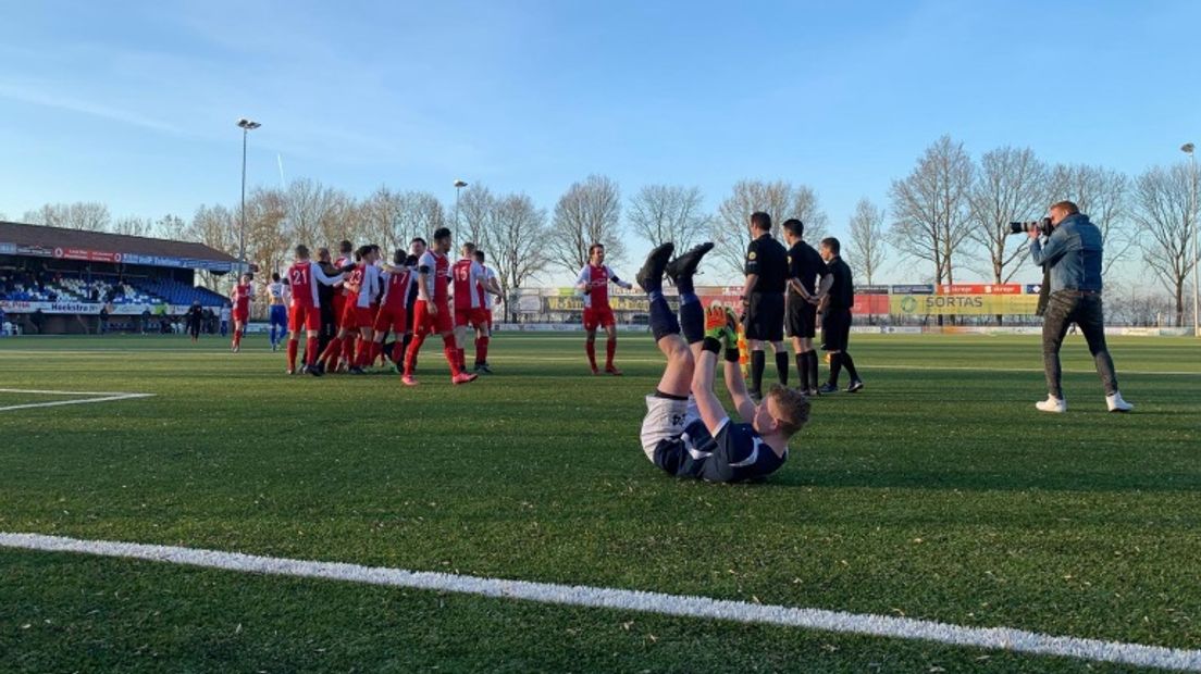 Urk buigt na strafschoppen voor HZVV in bekertoernooi (Rechten: RTV Drenthe/Stijn Steenhuis)