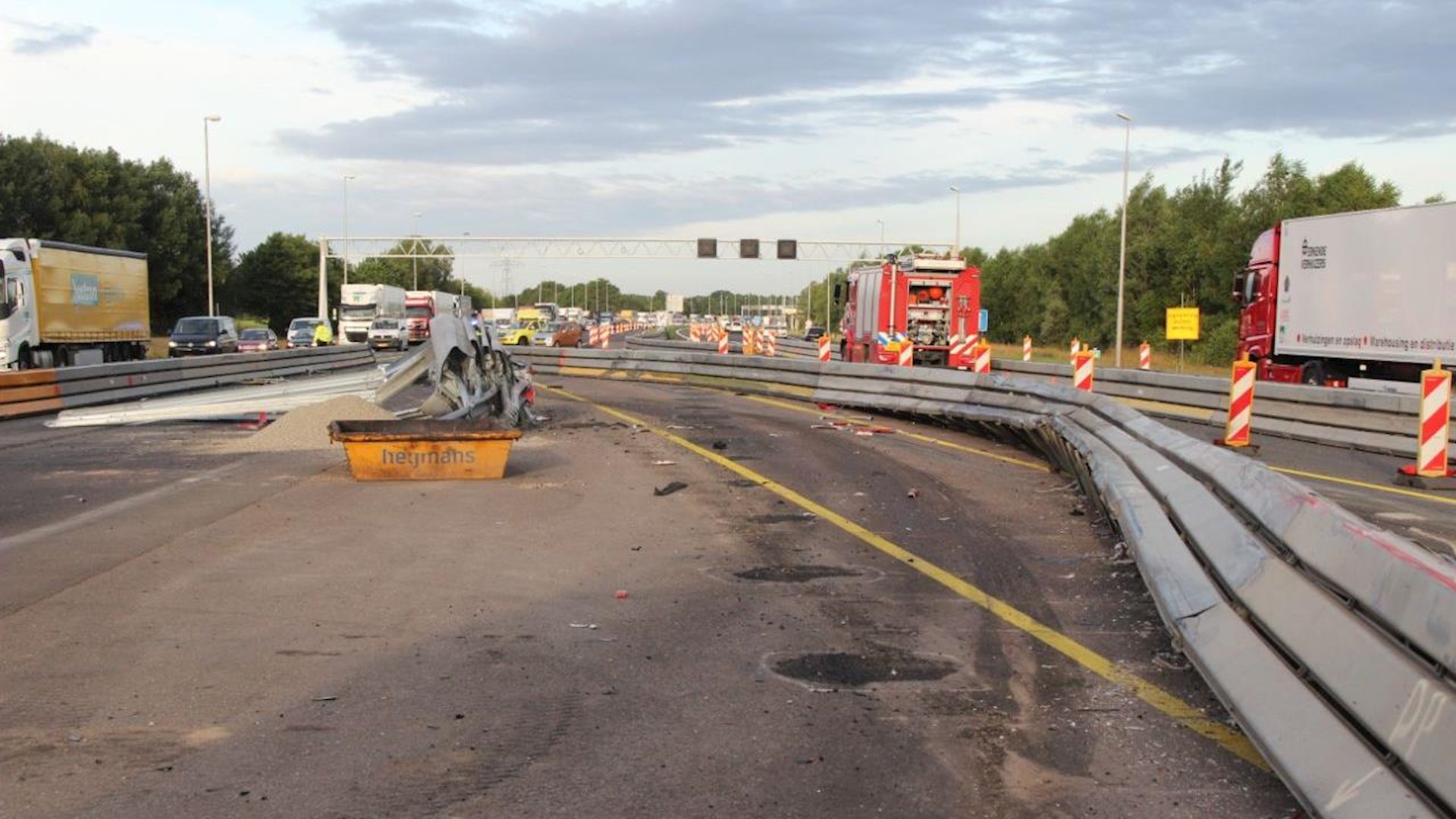 Gekantelde Vrachtwagen Zorgt Voor Flinke Verkeershinder Op A1, Weg Ligt ...