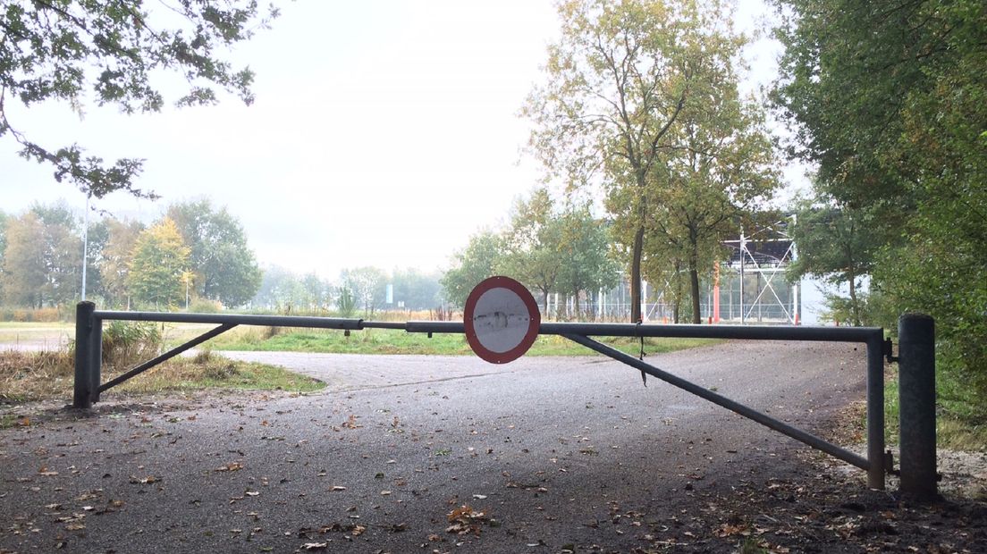 Hekken voorkomen dat verkeer het terrein op kan rijden (Rechten: RTV Drenthe/Jeroen Kelderman)
