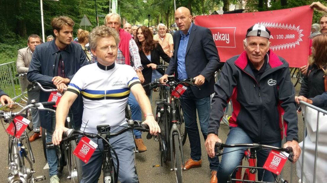 Scheffer (links) en oud-Tourwinnaar Joop Zoetemelk.