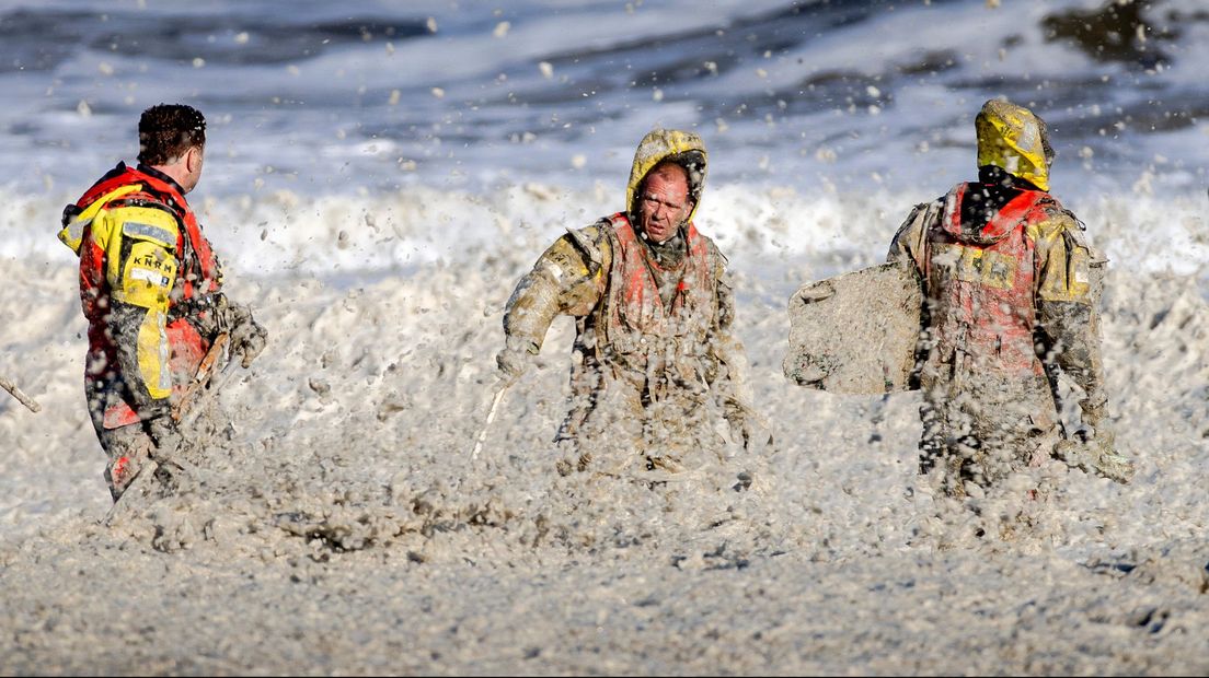 Veel schuim langs de kust tijdens zoektocht naar vermiste surfers