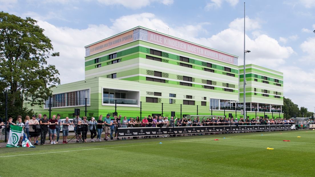 Publiek langs de lijn bij een training van FC Groningen bij het TopsportZorgCentrum