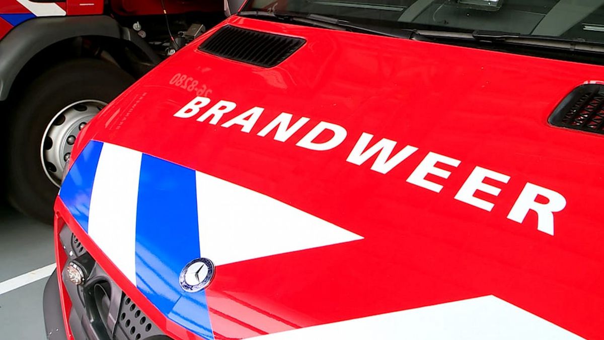 Explosie bij voordeur van huis met verkoopbord in voortuin