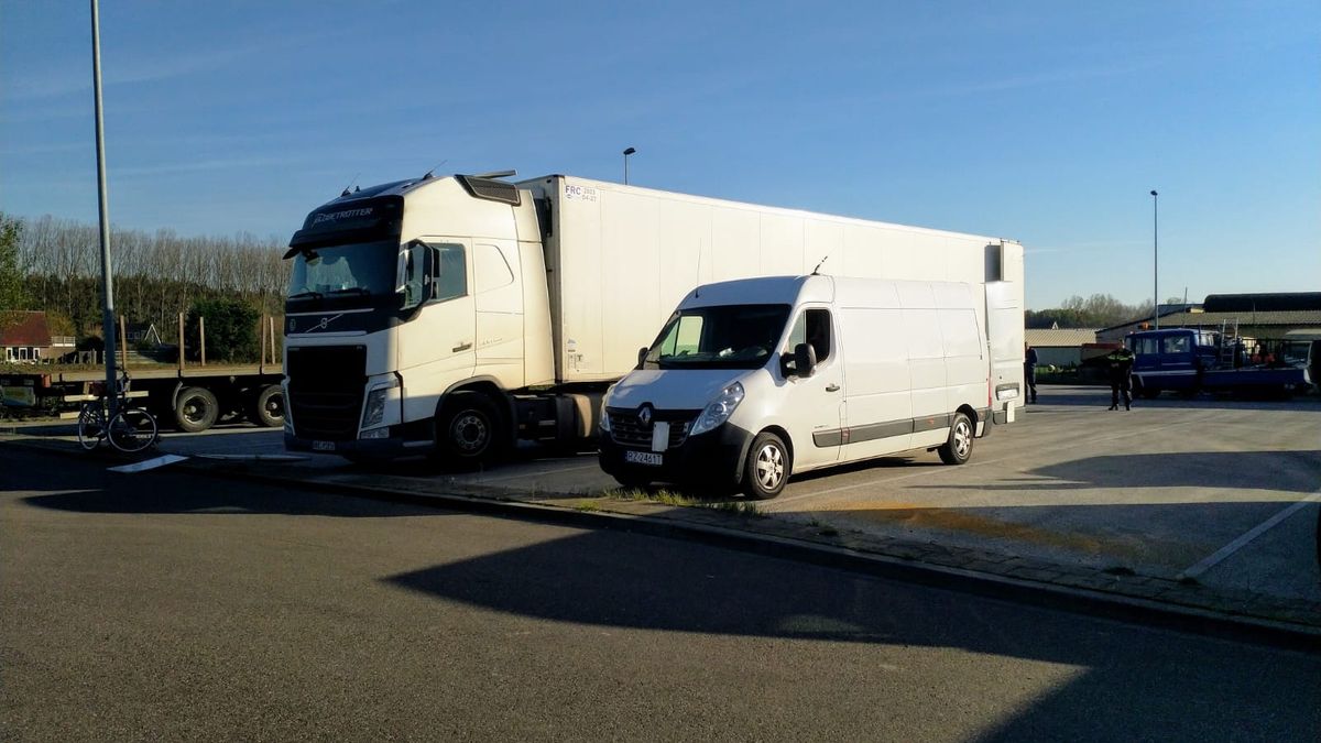Politie vermoedt vondst van grondstoffen voor drugs in Ooltgensplaat; bestuurders van vrachtwagen en