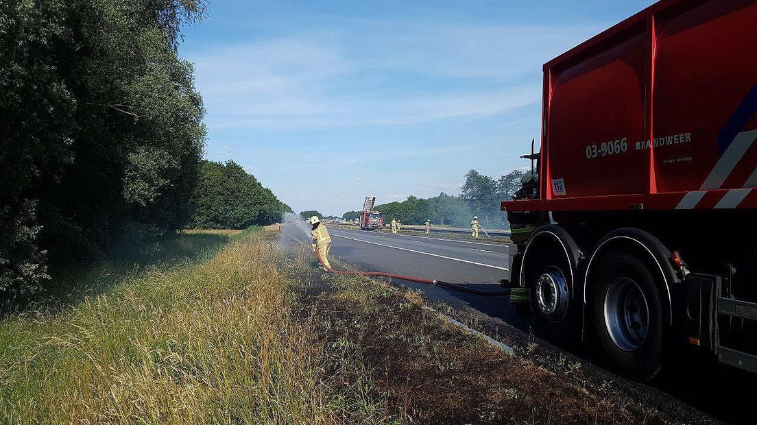 De brandweer is de bermbrand aan het blussen (Rechten: Persbureau Meter)