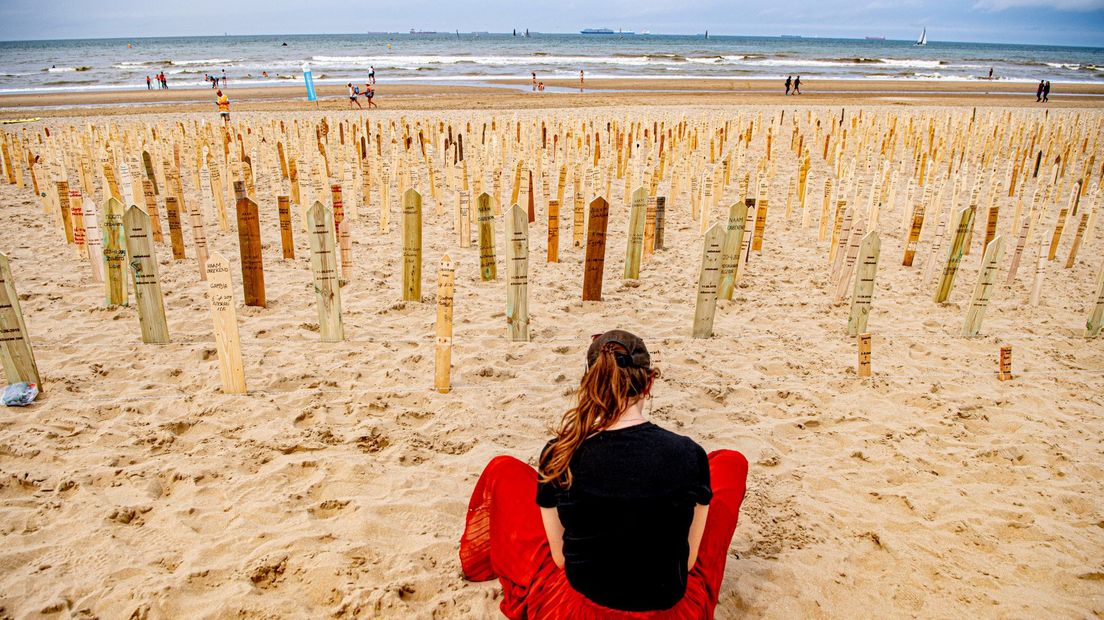 Gedenktekens voor omgekomen vluchtelingen op strand Scheveningen