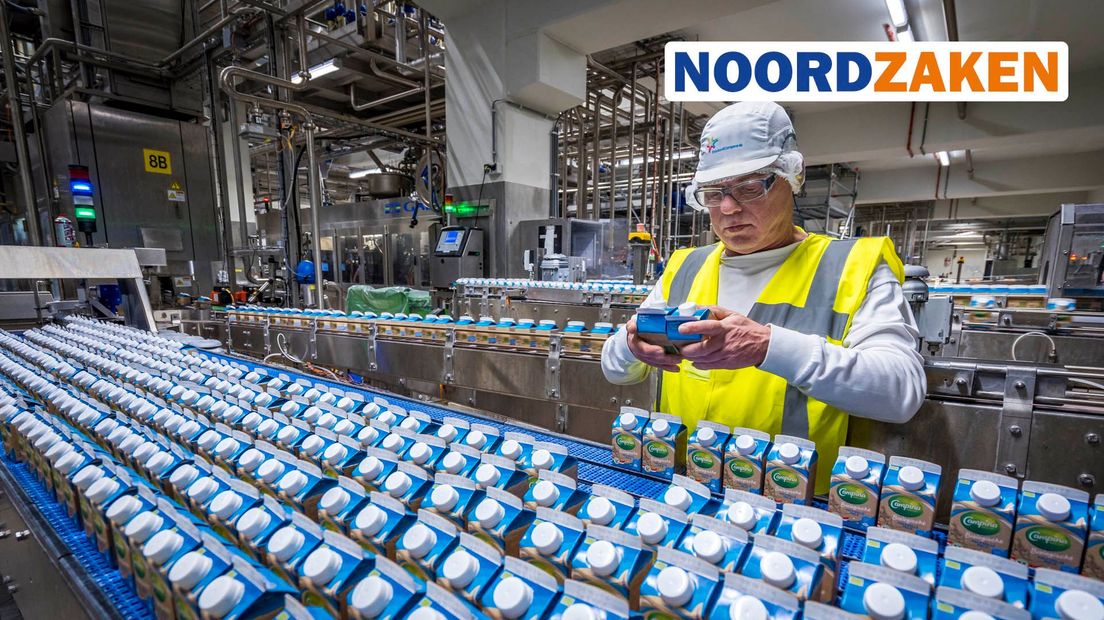 Een medewerker in een fabriek van FrieslandCampina