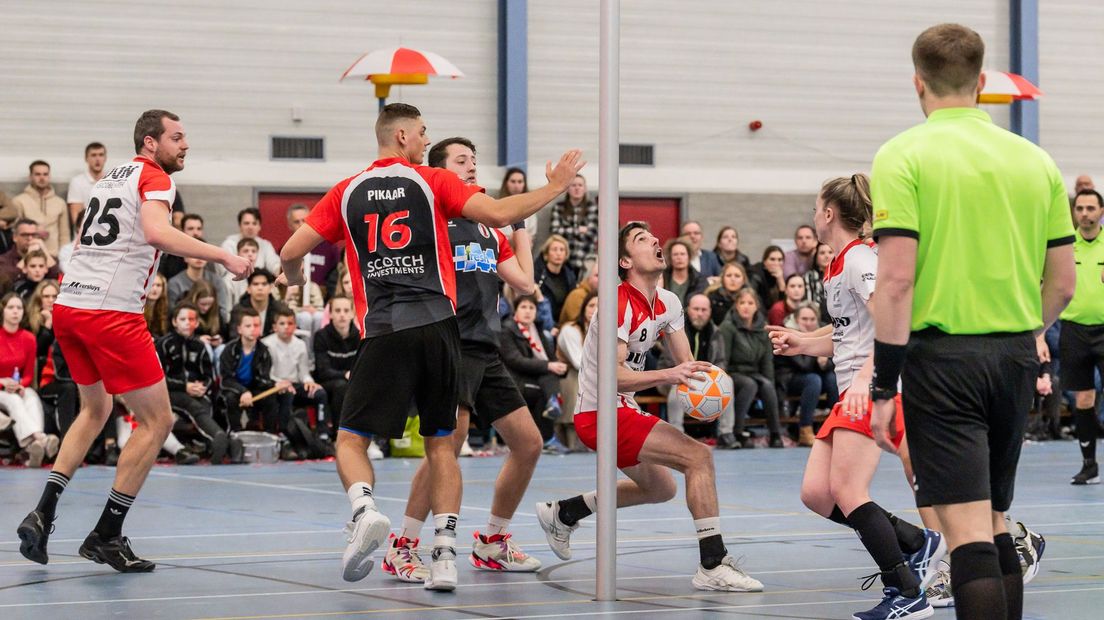 Jurgen Janse van TOP Arnemuiden doet een poging onder de korf