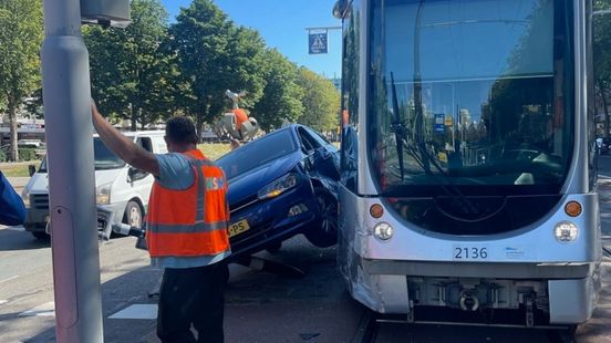 112-liveblog: Rijstrook A20 richting Beneluxtunnel dicht door ongeluk I Tram botst op auto in Rotterdam-Oost. 112-liveblog: Rijstrook A20 richting Beneluxtunnel dicht door ongeluk I Tram botst op auto in Rotterdam-Oost.