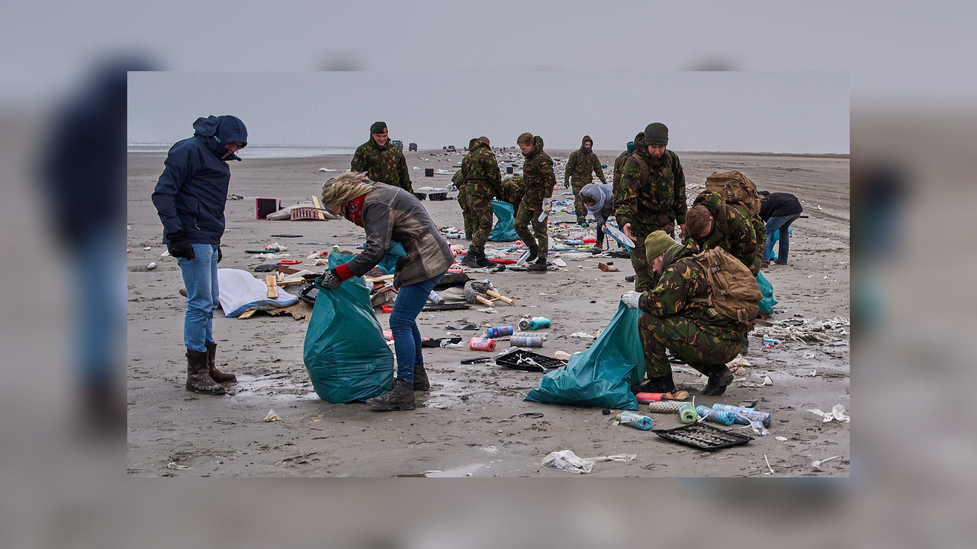 Frijwilligers en militêren romje it strân fan Skiermûntseach op nei de kontenerramp