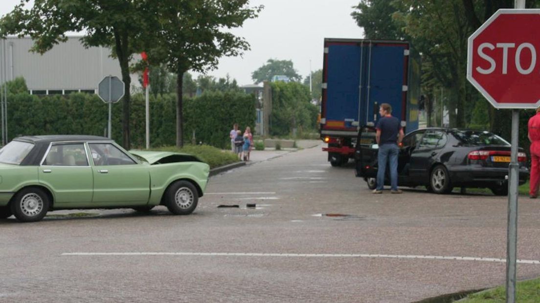 Oldtimer botst op vrachtwagen