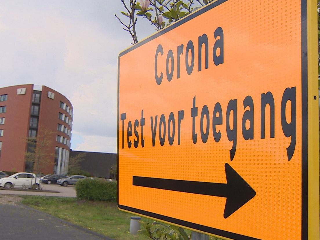 Bij het Van der Valk Hotel in Ridderkerk konden Feyenoord-fans zich laten testen op corona voor de derby tegen Sparta