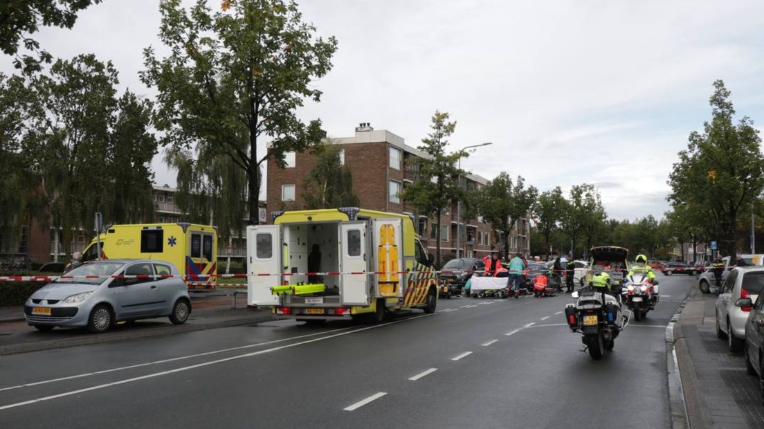 Hulpdiensten ter plaatse na een botsing op de Paterswoldseweg