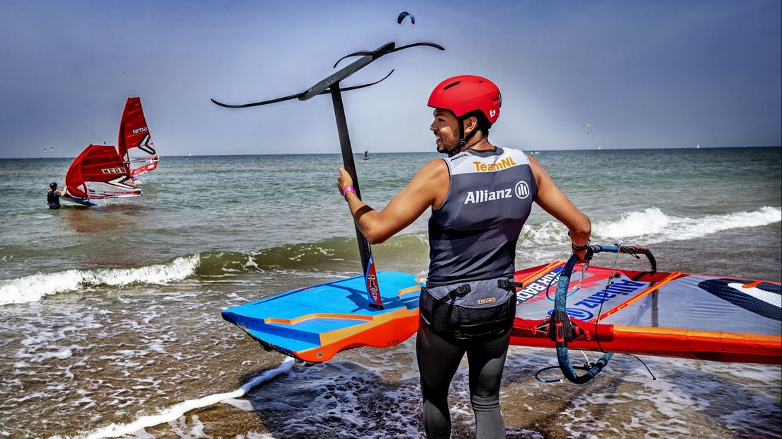 Kiran Badloe voor een oefenrondje op zijn foilboard op Texel