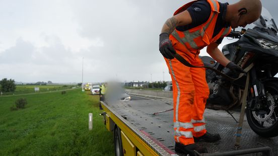 File op N50 door ongeval met motor en auto. File op N50 door ongeval met motor en auto.