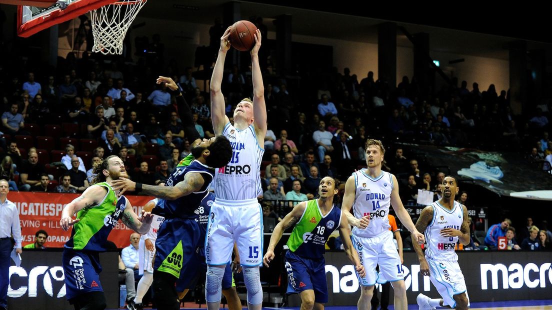 Donar-uitblinker Rienk Mast houdt balbezit tussen de verdedigers van ZZ Leiden