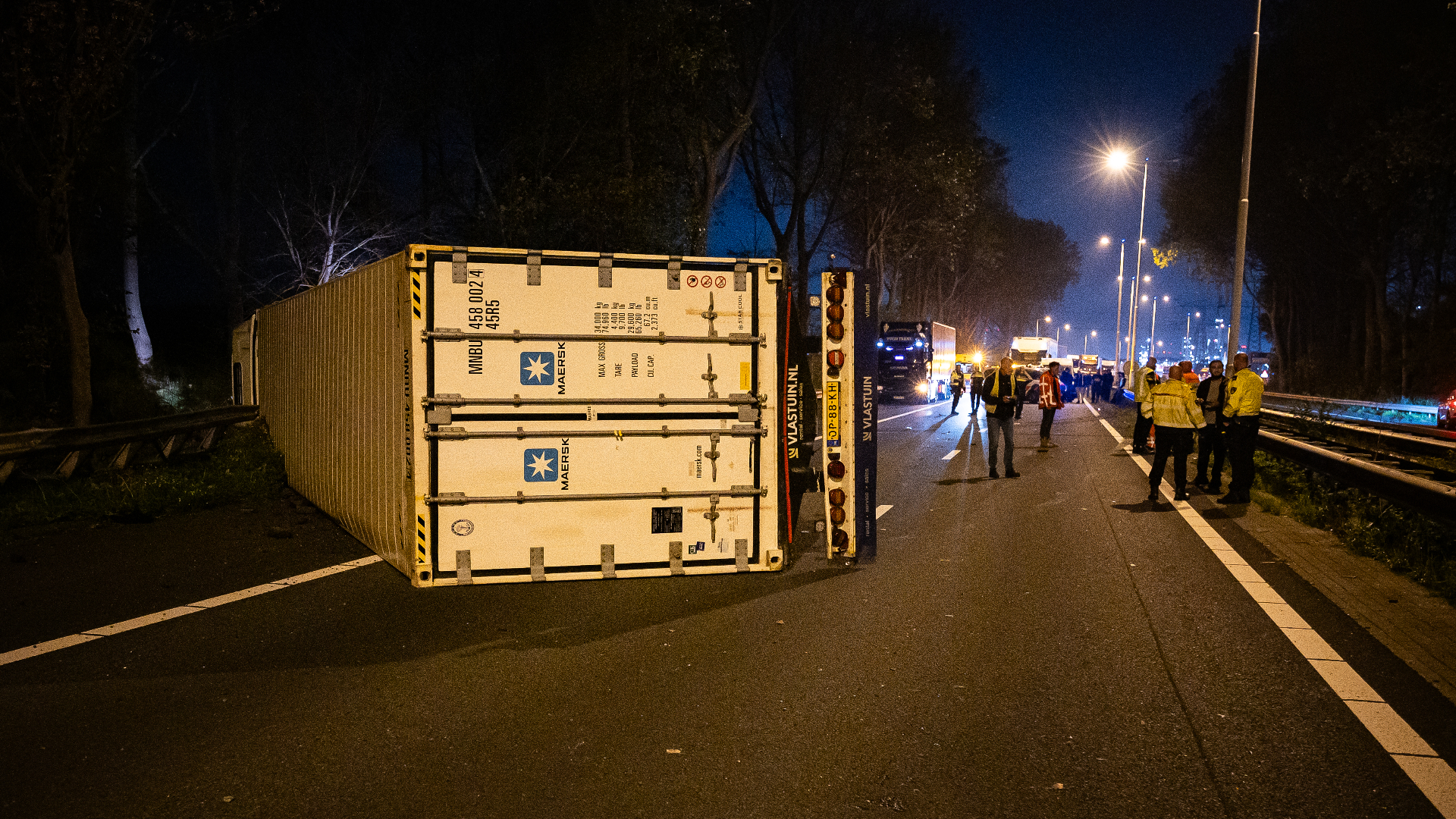 De gekantelde vrachtwagen op de A15.