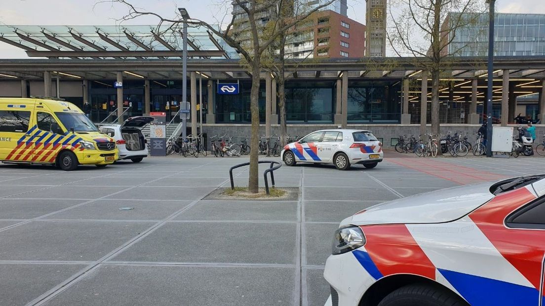 Politie en ambulance bij station Enschede na steekincident.