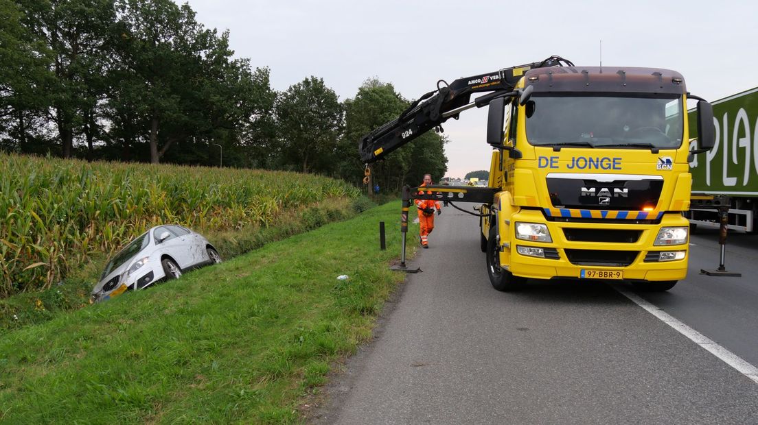 De automobilist kwam in de sloot terecht (Rechten: Persbureau Meter)