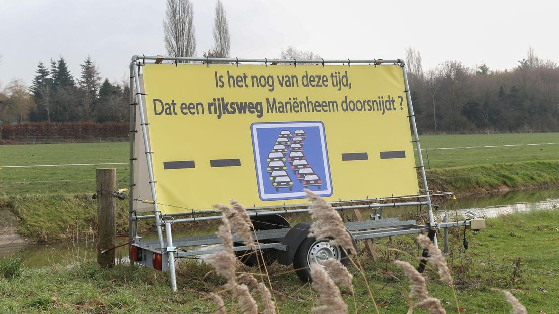 Protestbord langs N35 bij Mariënheem