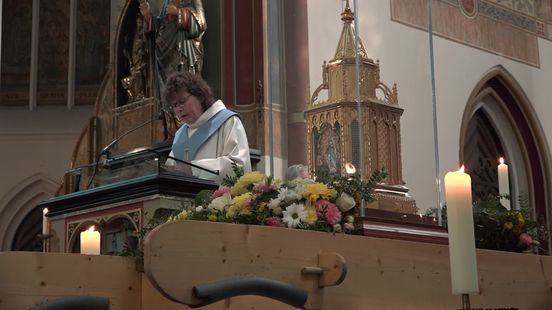 Diepgelovigen in het hart geraakt door reliek heilige Bernadette in Deventer