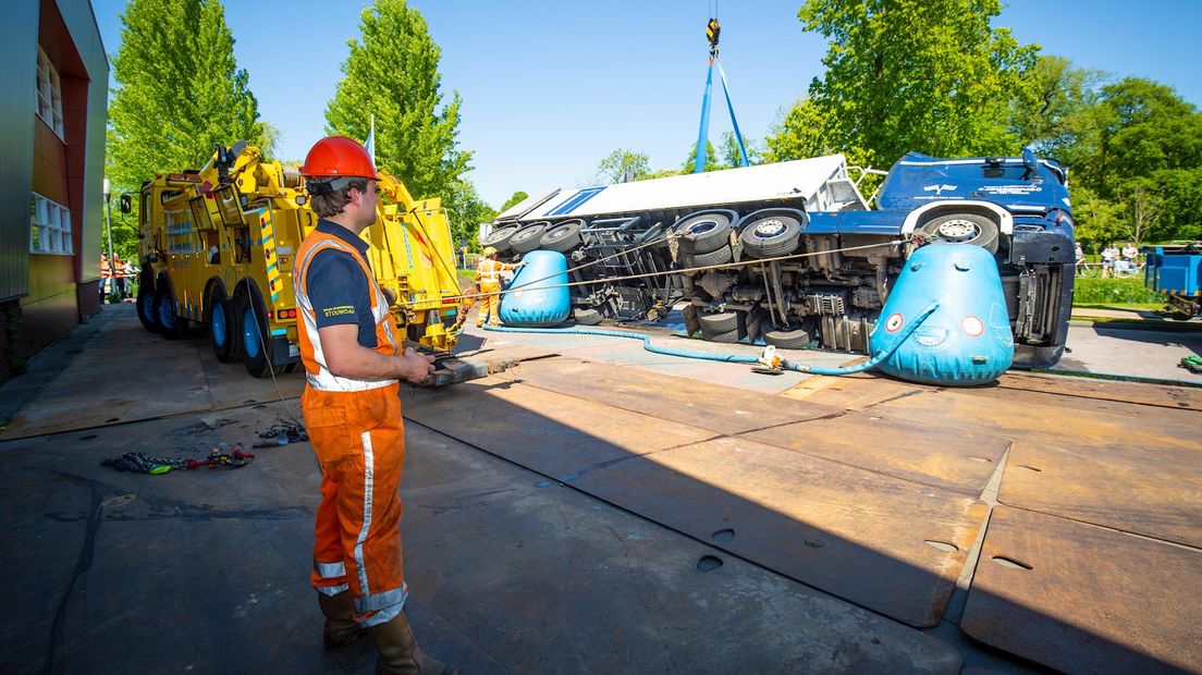 Vrachtwagen gekanteld in Kampen