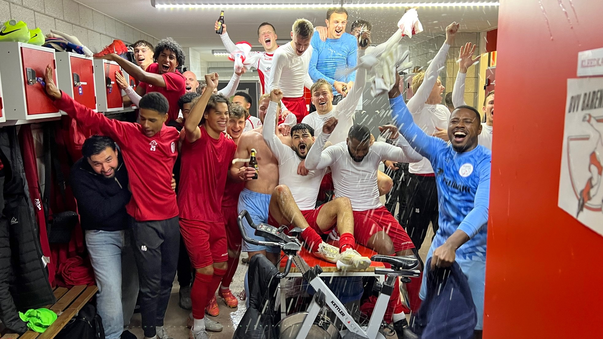 Feest in de kleedkamer bij BVV Barendrecht
