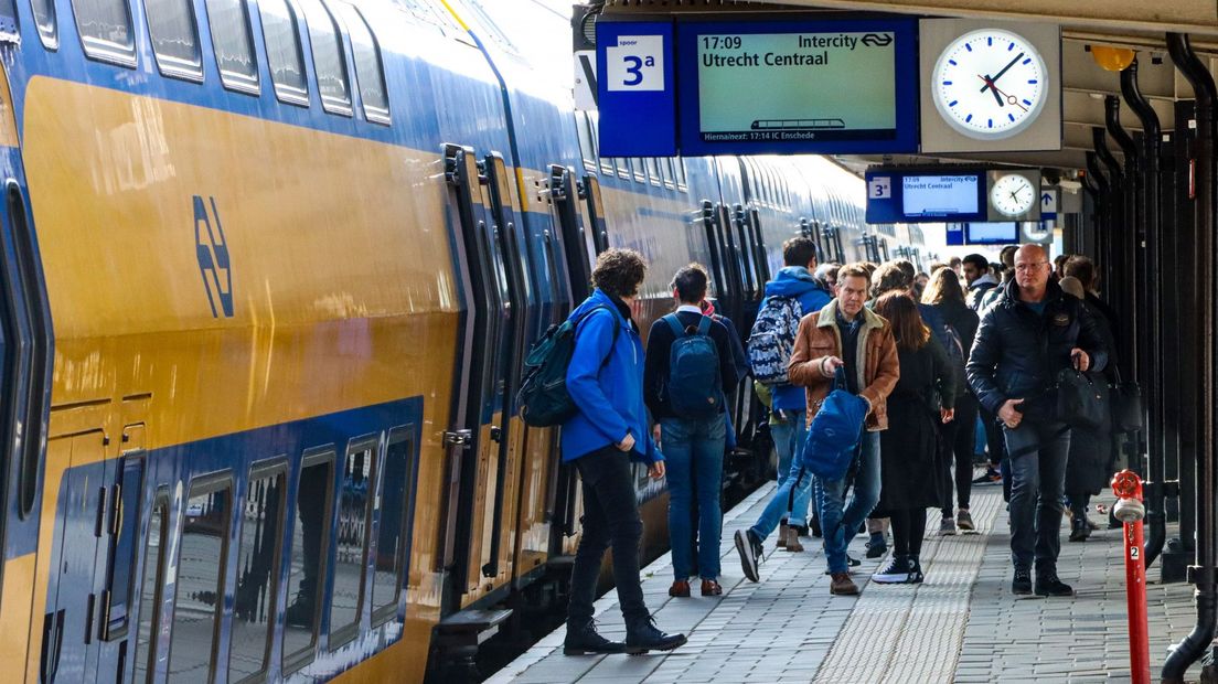 Reizigers op station Gouda