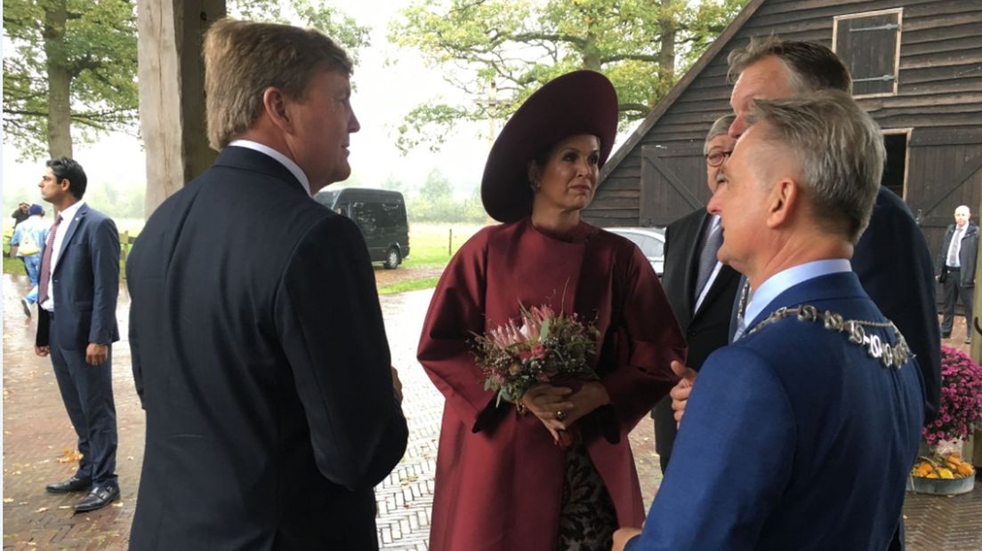 Koningspaar met burgemeesters Soest en Baarn.