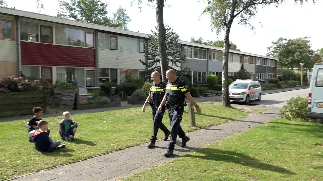 Wijkagenten op pad in Emmen  (Rechten: Steven Stegen/RTV Drenthe)