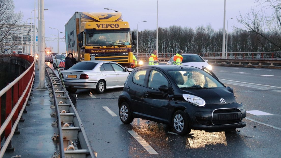 Veel schade bij ongeluk op brug bij Tholen