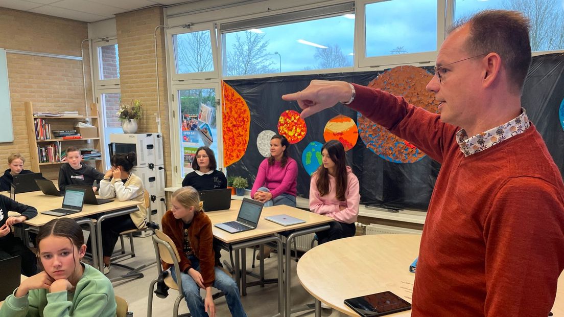 Gerben Heldoorn (SGP) geeft uitleg over het kinderdebat aan groep 8 van de Olijfboom