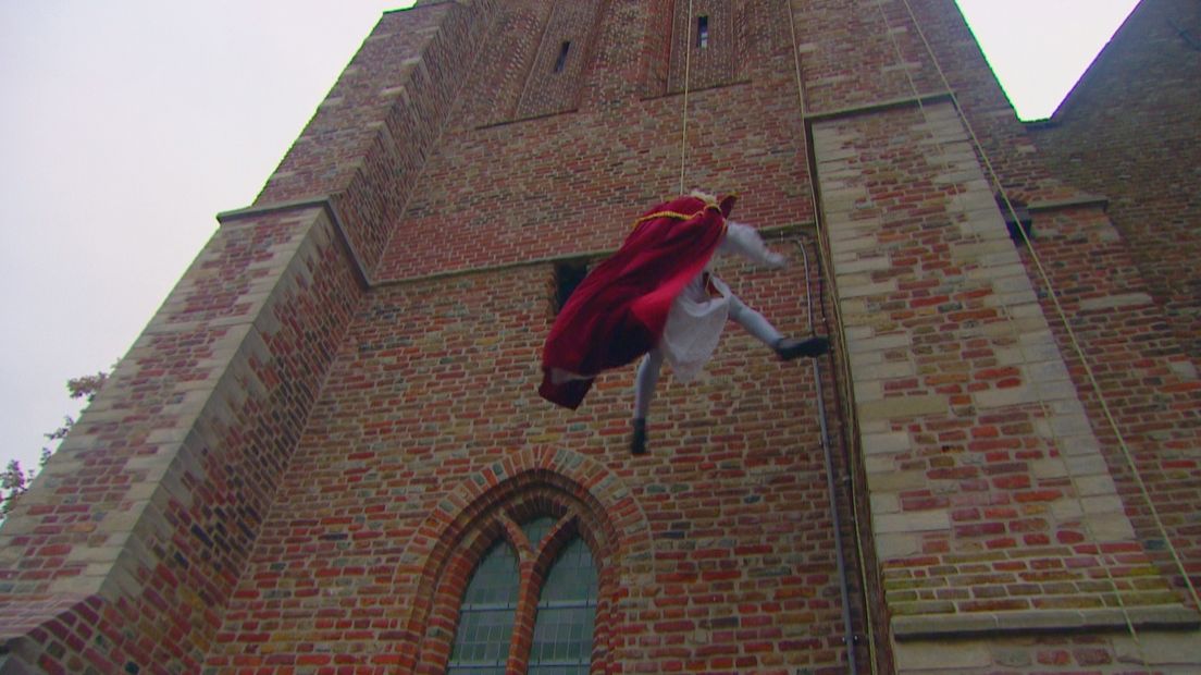 Sinterklaas abseilend vanaf de Hervormde Kerk