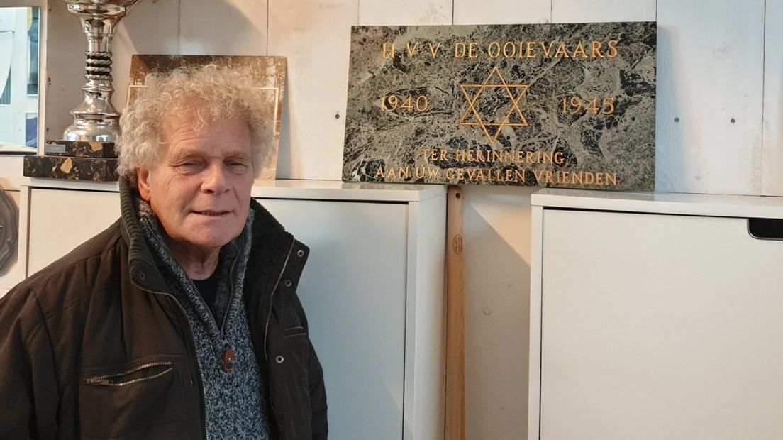 René den Hartogh naast de gedenksteen | Foto Rob Pronk/De Haagse Voetbalhistorie