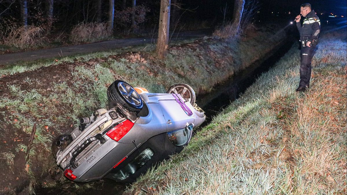 Auto in de sloot in Kuinre, bestuurder veel geluk gehad