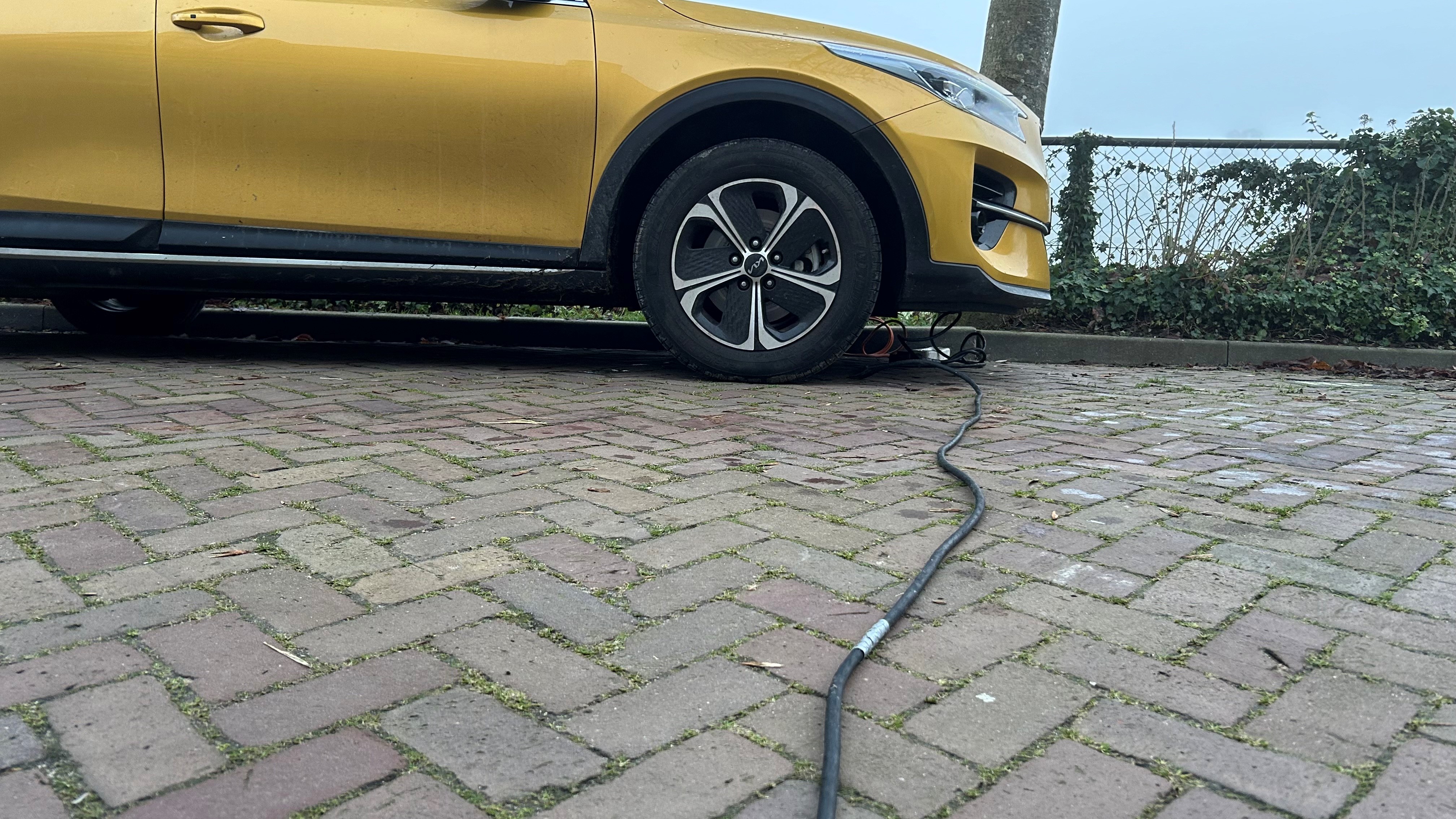 Het mag nog nergens in Fryslân: de elektrische auto voor de deur opladen