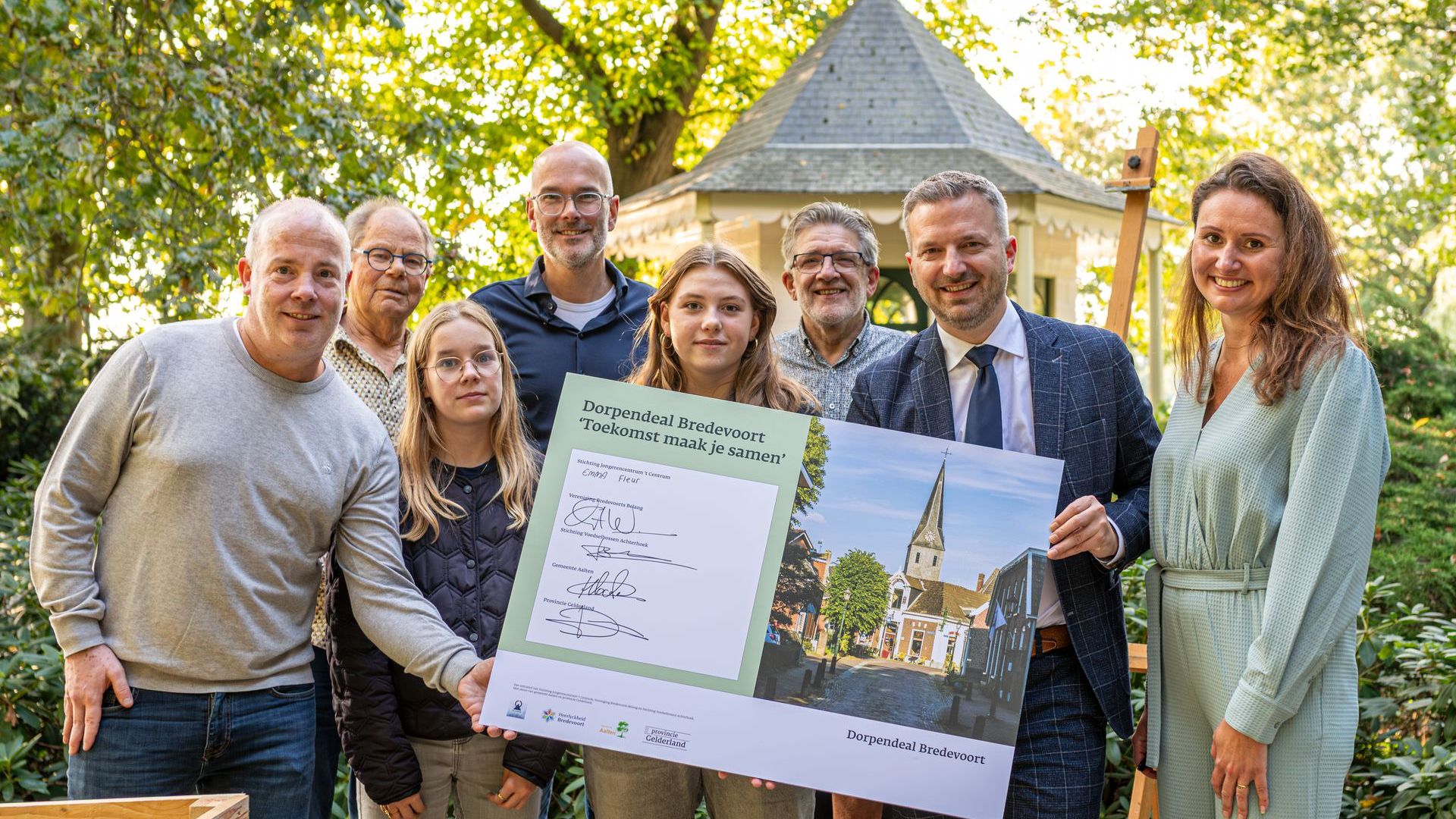 Bredevoort krijgt Dorpendeal overhandigd.