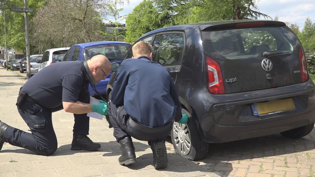 De politie onderzoekt de lekke autobanden