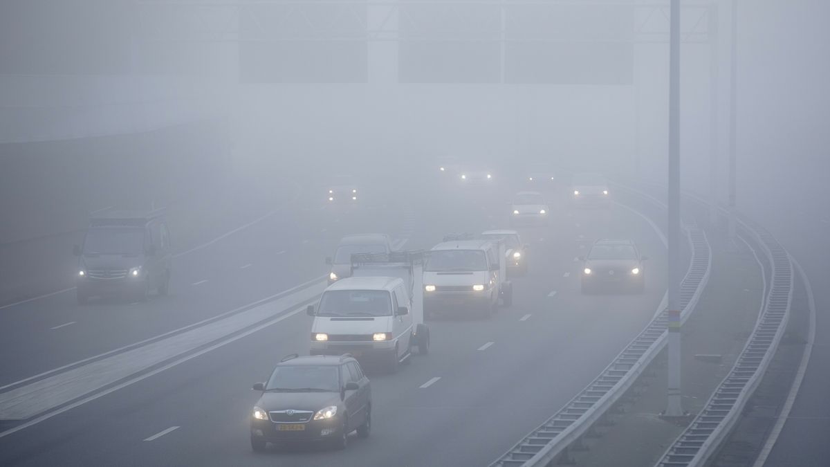 File op de A7 richting Heerenveen door kapotte vrachtwagen | Code geel door dichte mist