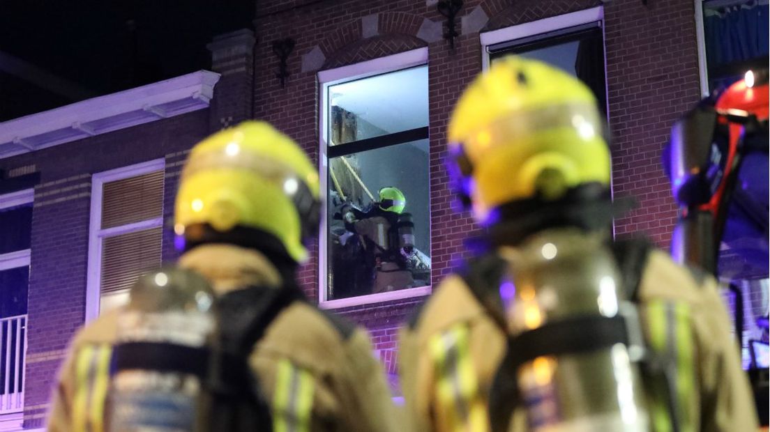 De brandweer had het vuur in de woning aan de Haagse Elandstraat snel onder controle I