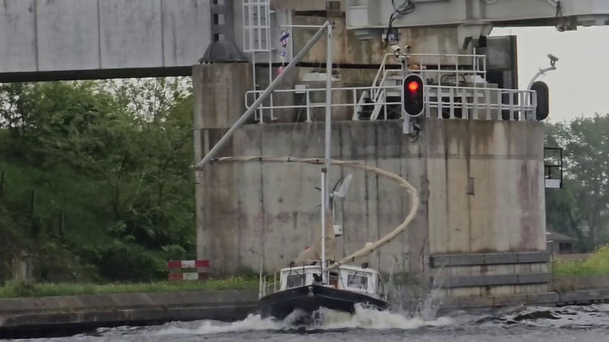 Zeilboot vaart tegen spoorbrug Grou | Schuurbrand in Aldeboarn