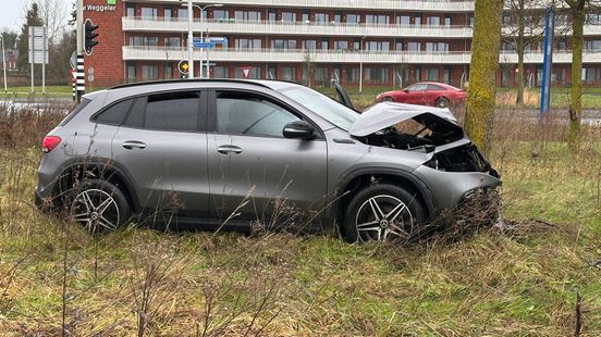 Autobestuurder raakt gewond bij botsing tegen boom in Almelo. Autobestuurder raakt gewond bij botsing tegen boom in Almelo.