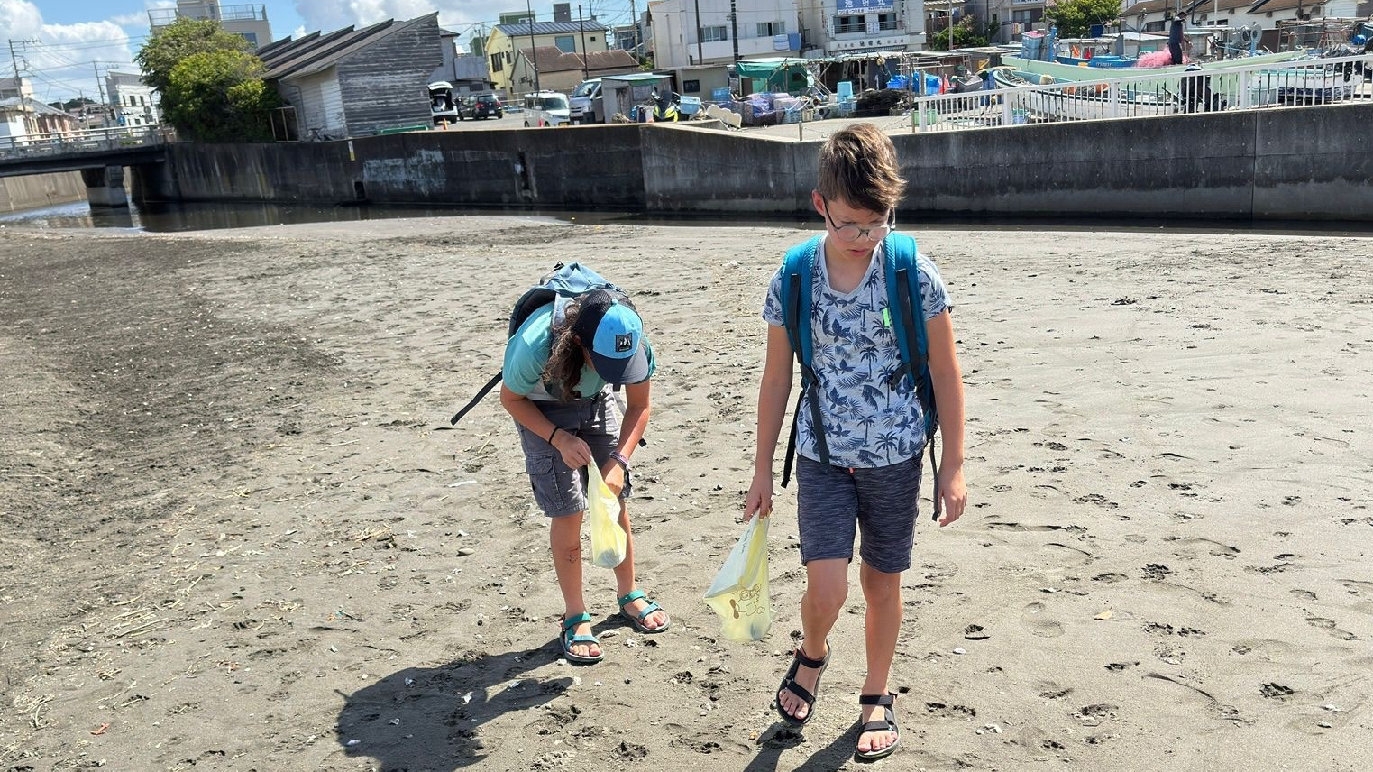 Olivier en Adrian uit Zwolle op het strand van Japan, vlak voor het tsunami-alarm.