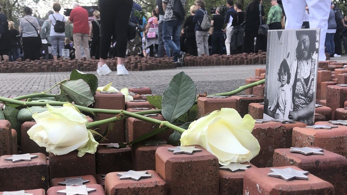 De Nationale Herdenking Vervolging Sinti en Roma bij Kamp Westerbork werd zondag herdacht.