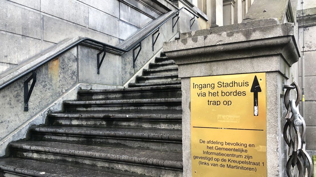 De traptreden van het stadhuis zijn nu niet begaanbaar vanwege een verbouwing